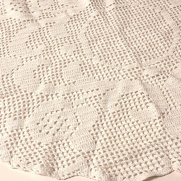 White Lace DOILIE crocheted OVAL Table cover Grannycore Cottagecore Dainty VNT - Picture 2 of 7